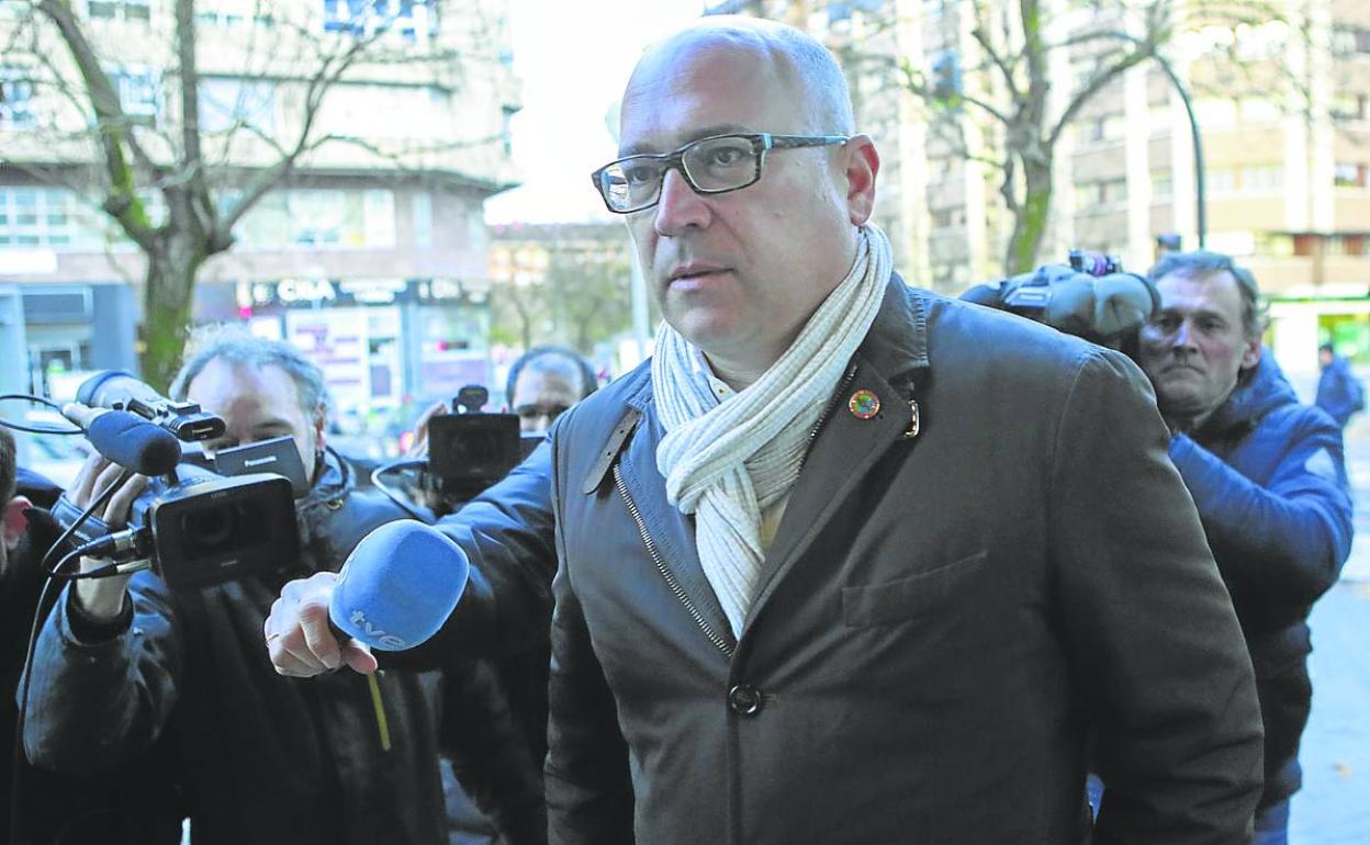 De Miguel, en una de sus llegadas a la Audiencia de Álava.
