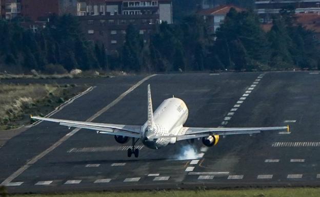 Un avión procedente de Lisboa aterriza con dificultad en el aeropuerto de Loiu.