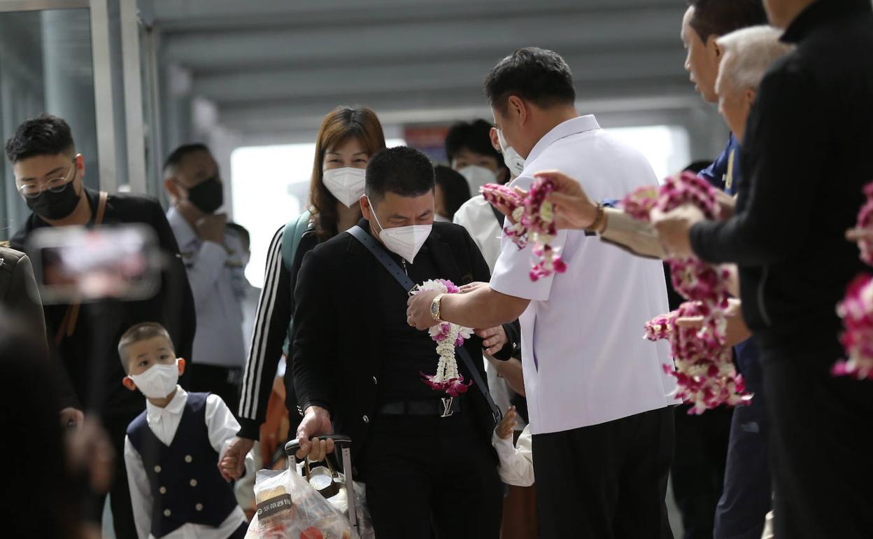 Turistas chinos llegan a Tailandia tras la apertura de fronteras.