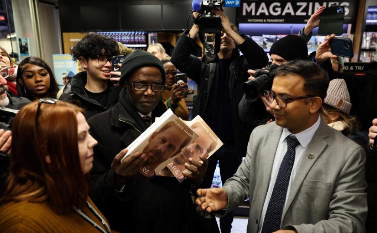 El príncipe Enrique, duque de Sussex, está causando conmoción con su autobiografía 'En la sombra'. 