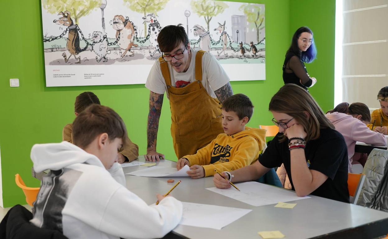 Los talleres de dibujo desarrollados en el marco de la exposición han congregado a un buen número de niños.