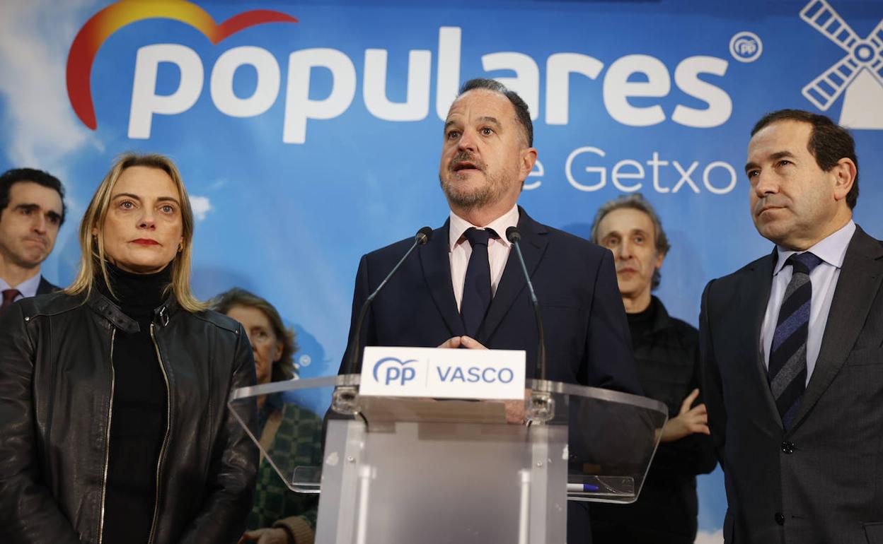 El presidente del PP vasco, Carlos Iturgaiz, este miércoles en la sede del partido en Getxo. 