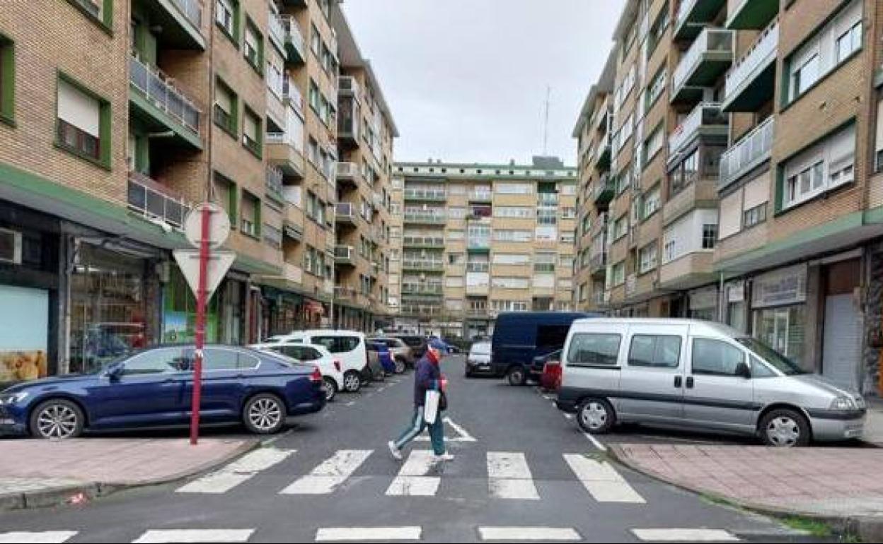 Los vehículos ocupan todos los huecos disponibles en el barrio de Pinueta. 