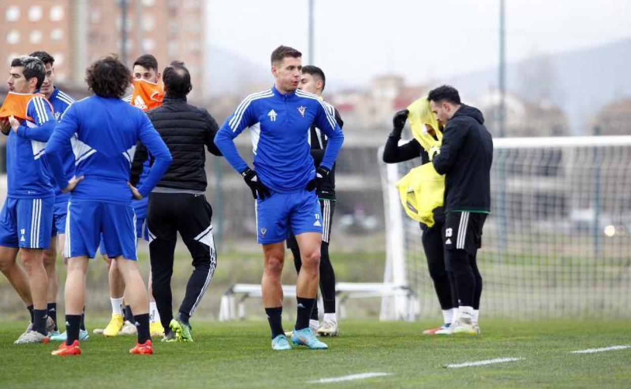 El delantero Mráz entrena con el grupo pero no tiene presencia en competición oficial al haber sido solo una vez titular en 22 partidos y no llegar a 200 minutos disputados.