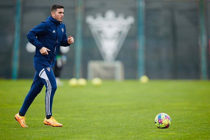 En el campo 2. Simón Moreno realiza un plan específico, en solitario, sobre el césped tras no jugar desde noviembre de 2021. 