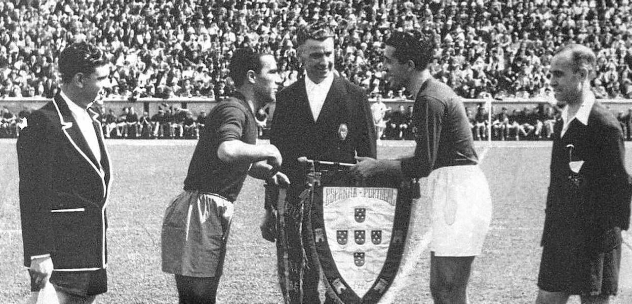 Quincoces, al frente de España. El exjugador del Alavés dirigió a la selección en dos partidos, ambos amistosos contra Portugal, al segundo de los cuales, celebrado en Riazor el 6 de mayo de 1945, corresponden estas tres imágenes.