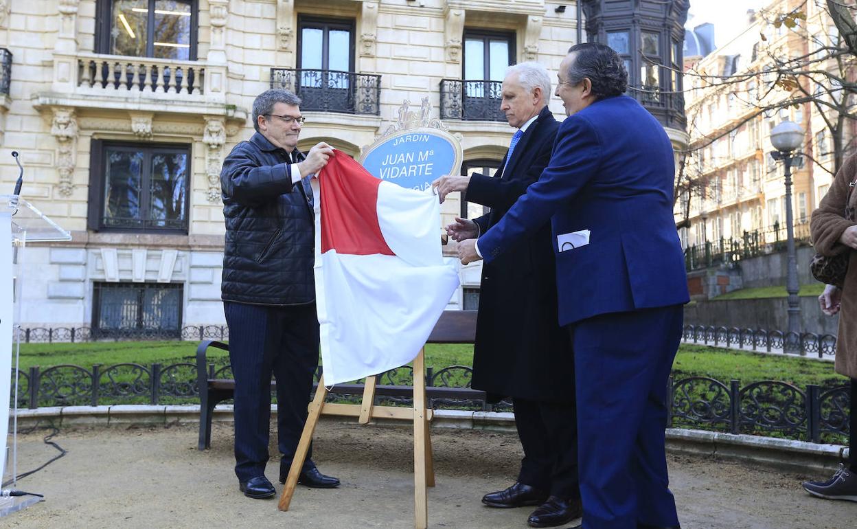 Juan Mari Aburto junto a Juan Ignacio Vidarte, su hijo, y Carlos Fuentenebro, actual decano del Colegio de Abogados de Bizkaia. 