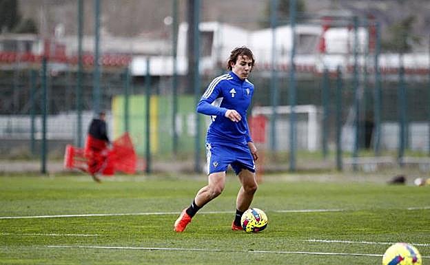 Entrenando. Javi Serrano (el lunes cumple 20 años) se ejercita con el resto de compañeros tras no tener minutos en la Liga desde octubre.