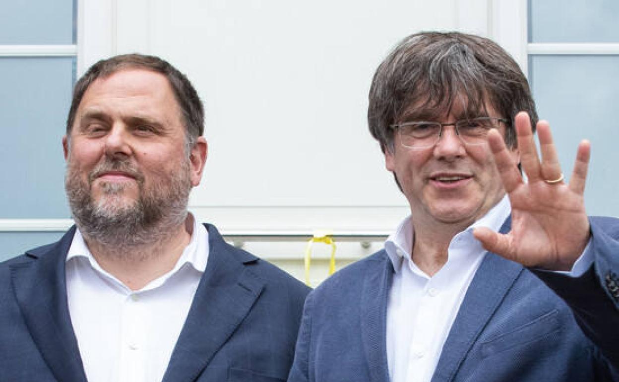 Oriol Junqueras y Carles Puigdemont, durante un encuentro celebrado en Waterloo. 