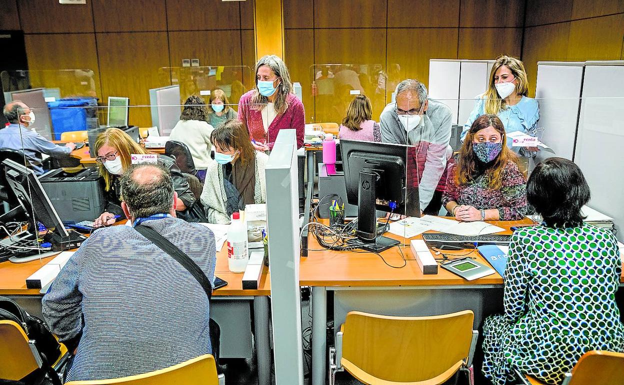Contribuyentes realizan la declaración de la renta en las oficinas de la Hacienda foral alavesa.