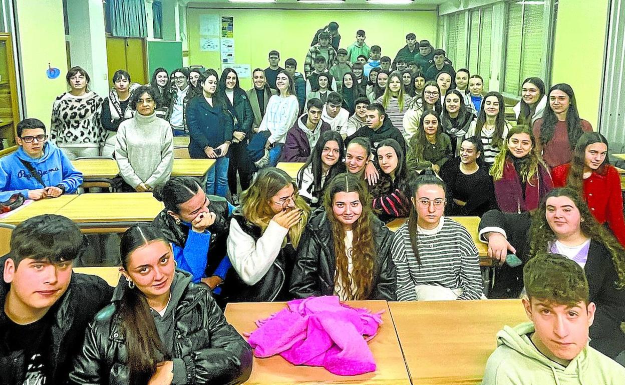 Instituto de Educación Secundaria de Balmaseda. Marta de Miguel, responsable del Área de Eduacación y Euskera de Balmaseda, con las tutoras y alumnado del instituto de la localidad.
