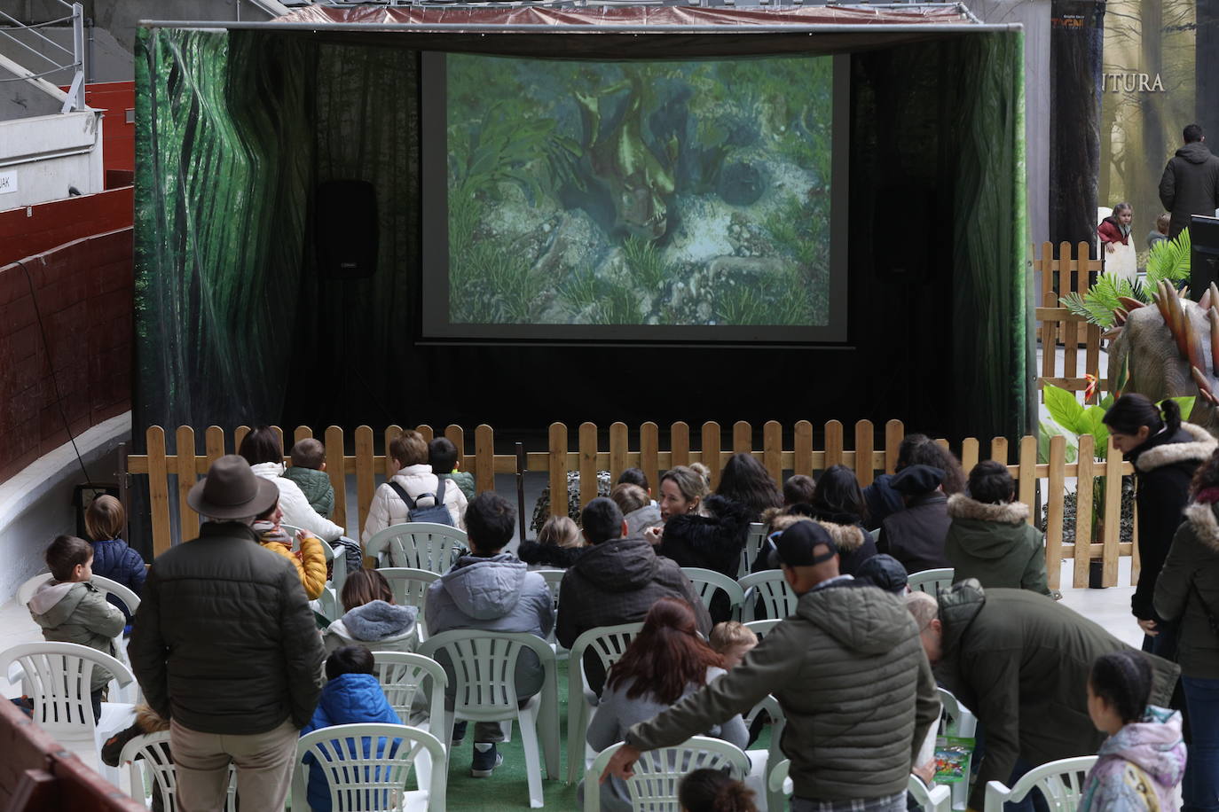 Fotos: Los dinosaurios llegan a Vitoria toman el Iradier Arena