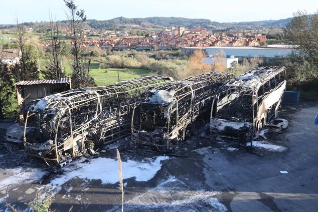 Fotos: Arden nueve autobuses en Erandio