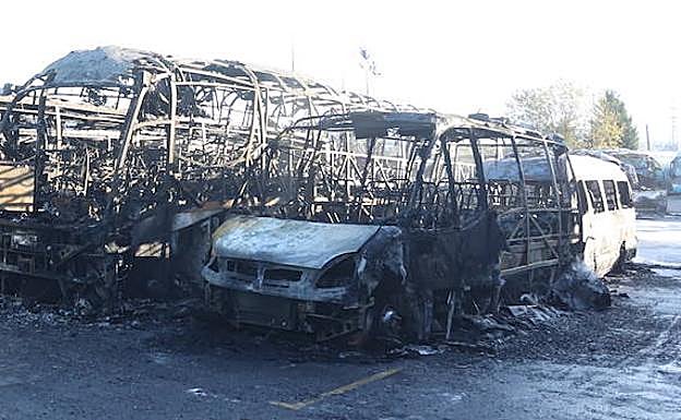 Los vehículos han quedado reducidos prácticamente a cenizas. 