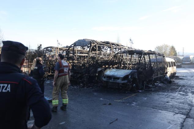 Fotos: Arden nueve autobuses en Erandio