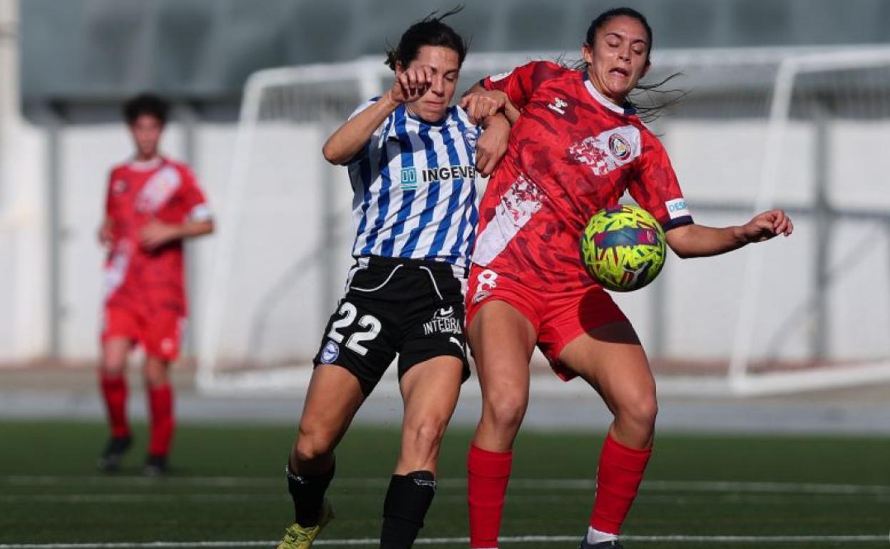 Cristina Auñón lucha junto a la goleadora Laura Martínez por llevarse el esférico. 