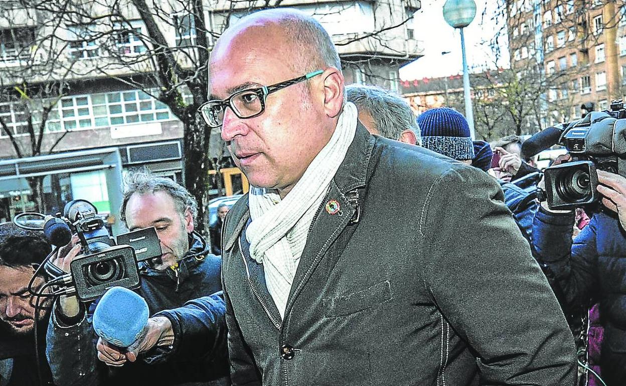 Expectación. Alfredo de Miguel, ex 'número dos' del PNV alavés, ha sido condenado a 12 años y 4 meses de prisión. Cumplirá un máximo de 9.