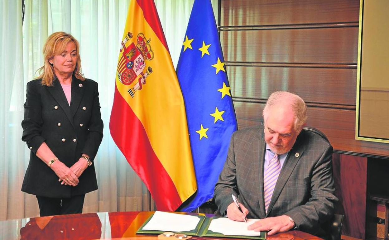 El nuevo presidente del TC, Cándido Conde-Pumpido, junto a la vicepresidenta, Inmaculada Montalbán.