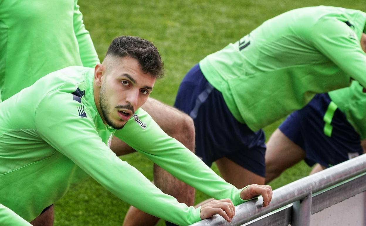 Aitor Paredes realiza estiramientos en el entrenamiento de este domingo en Lezama. 