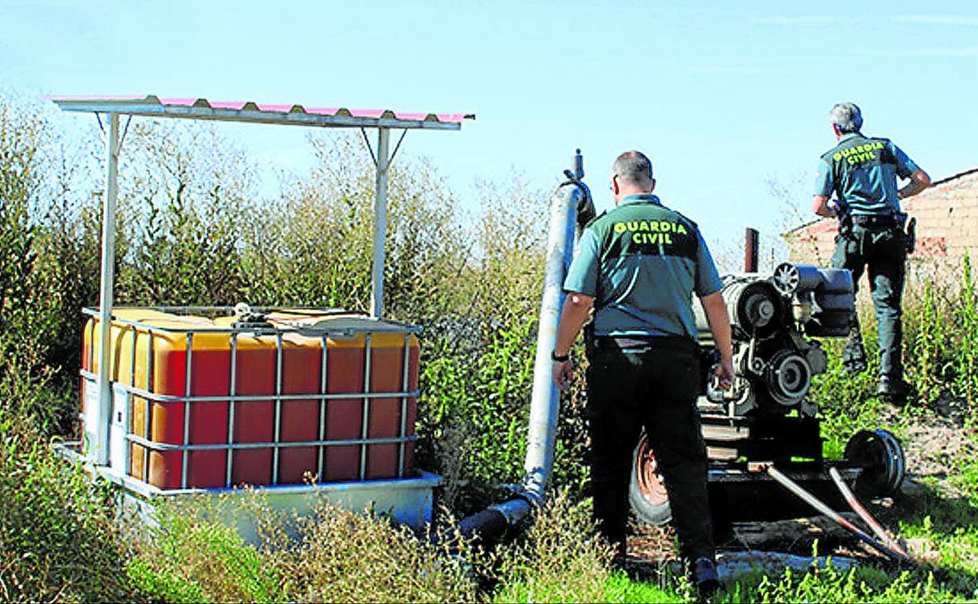 Agentes del Seprona inspeccionan un pozo en el transcurso de la 'operación Mizu'.