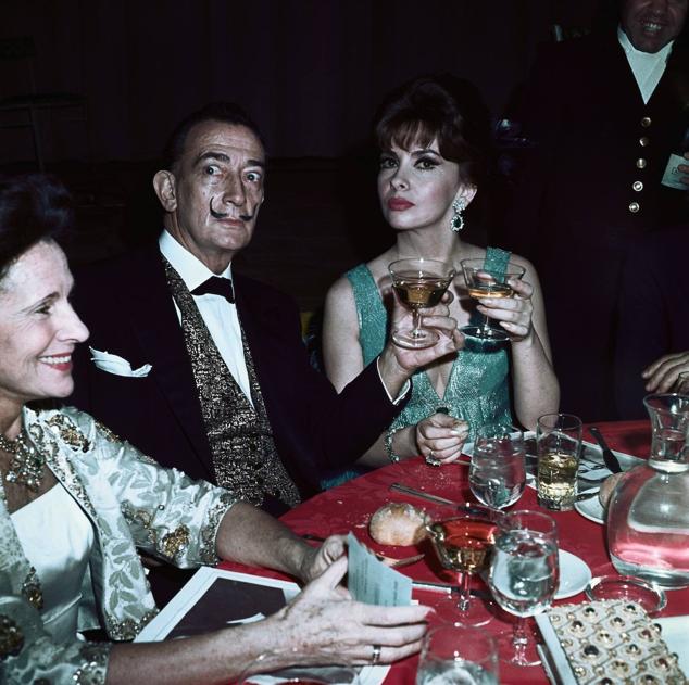 Salvador Dalí y Gina Lollobrigida en una fiesta tras el estreno del musical 'Sonrisas y Lágrimas'.