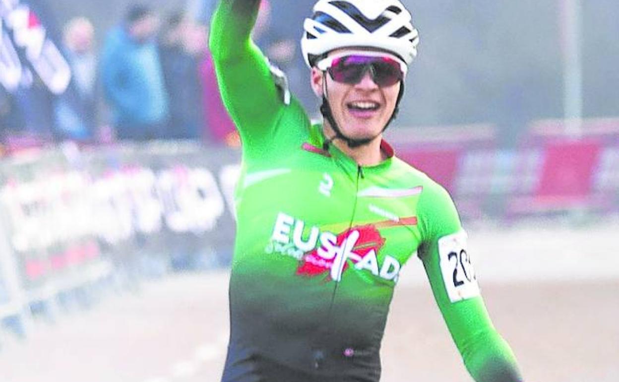 Corres entra exhultante en la meta. 