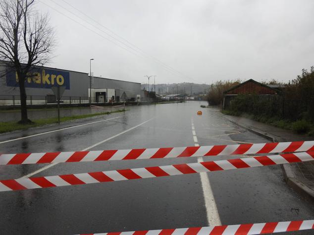 Carretera de Asua cortada a la altura del Makro.