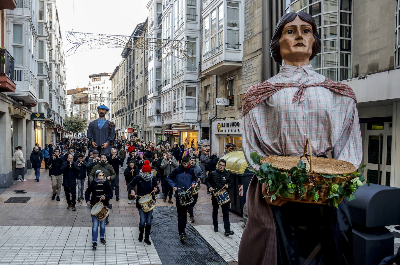 Fotos: La cerda Tomasa preside la rifa de San Antón