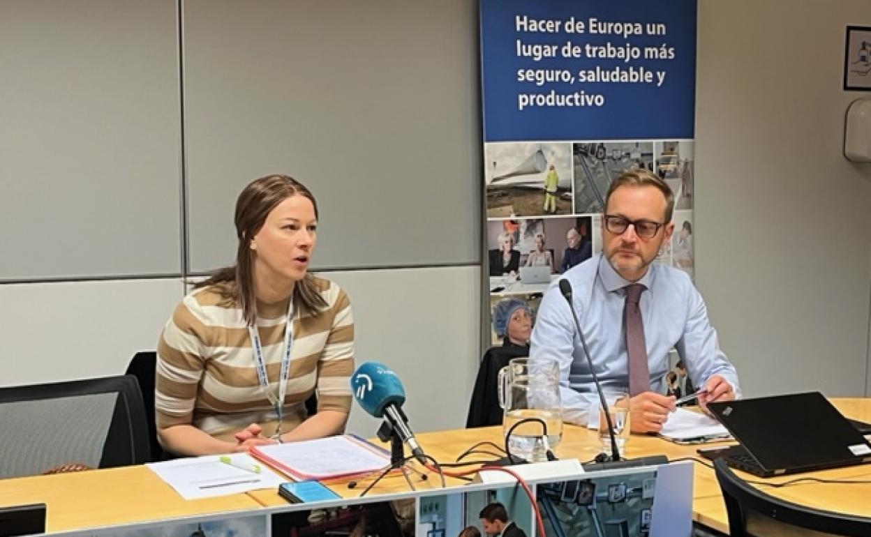 El portavoz de la Representación de la Comisión Europea en España, Maciej Berestecki, junto a Brigit Muller de la agencia europea para la salud y la seguridad en el trabajo.