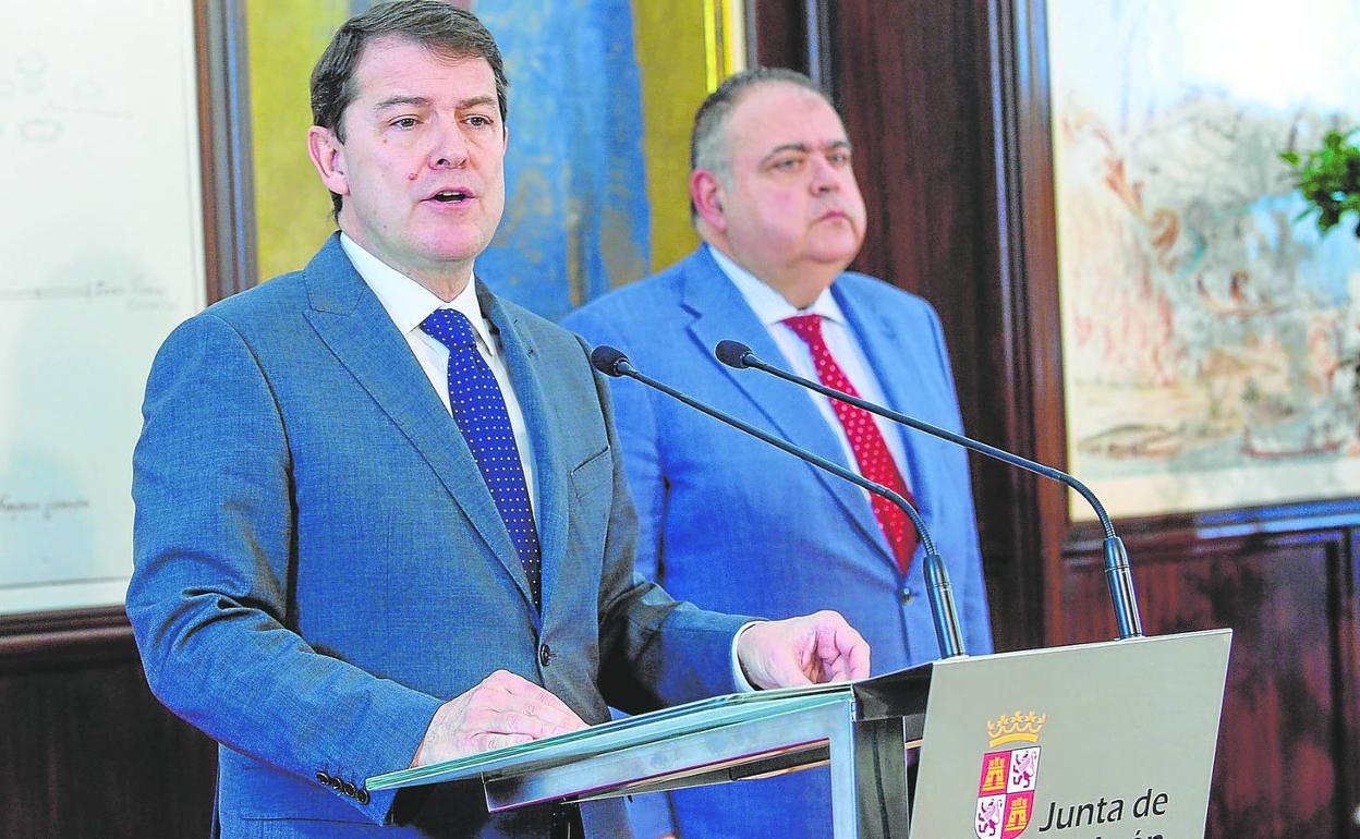 Alfonso Fernández Mañueco compareció junto al consejero de Sanidad de Castilla y León, Alejandro Vázquez. 