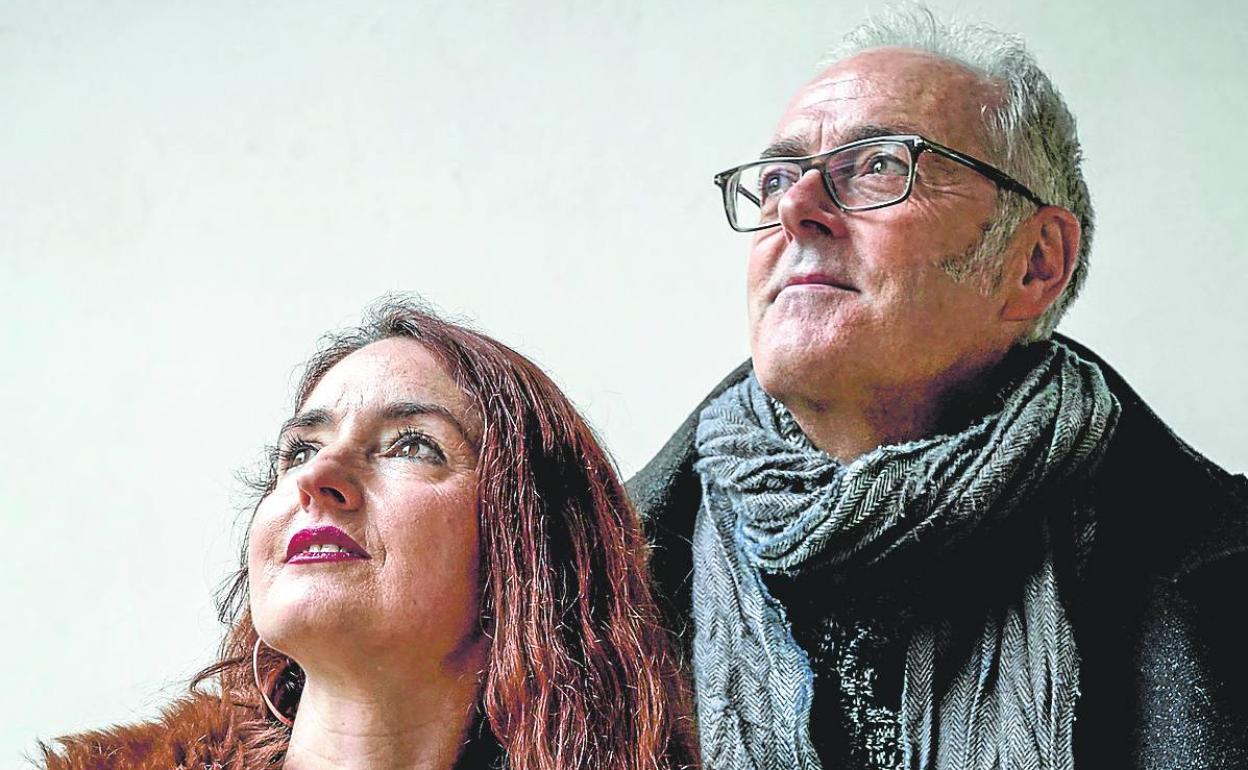 La directora coral, soprano y profesora Estíbaliz Urkiza, con el compositor y vocalista Iñaki Viteri.