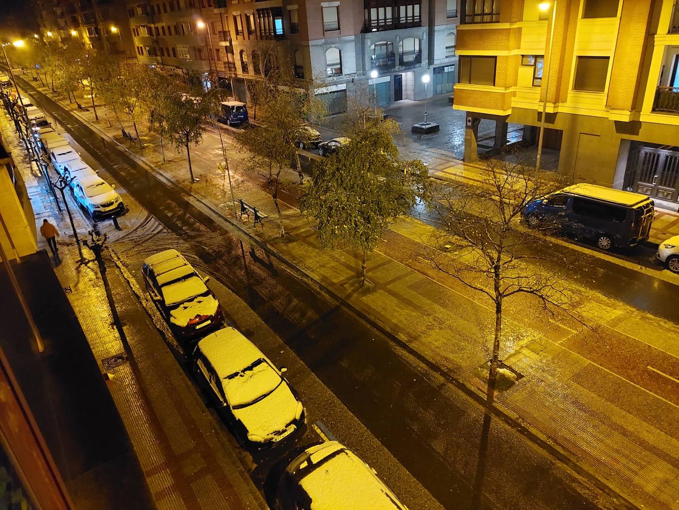 Los coches han amanecido con varios centímetros de nieve en Durango