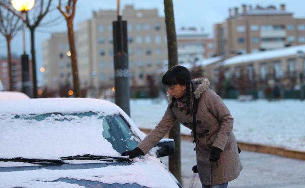 Cómo quitar la nieve acumulada en el coche y en la puerta de casa