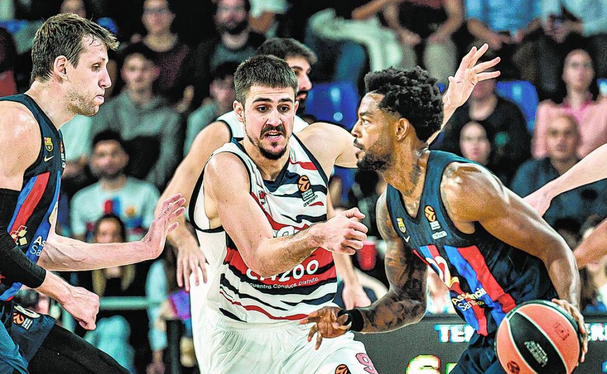 Higgins y Vesely, los mejores barcelonistas en el duelo europeo, comprimen a Marinkovic. 