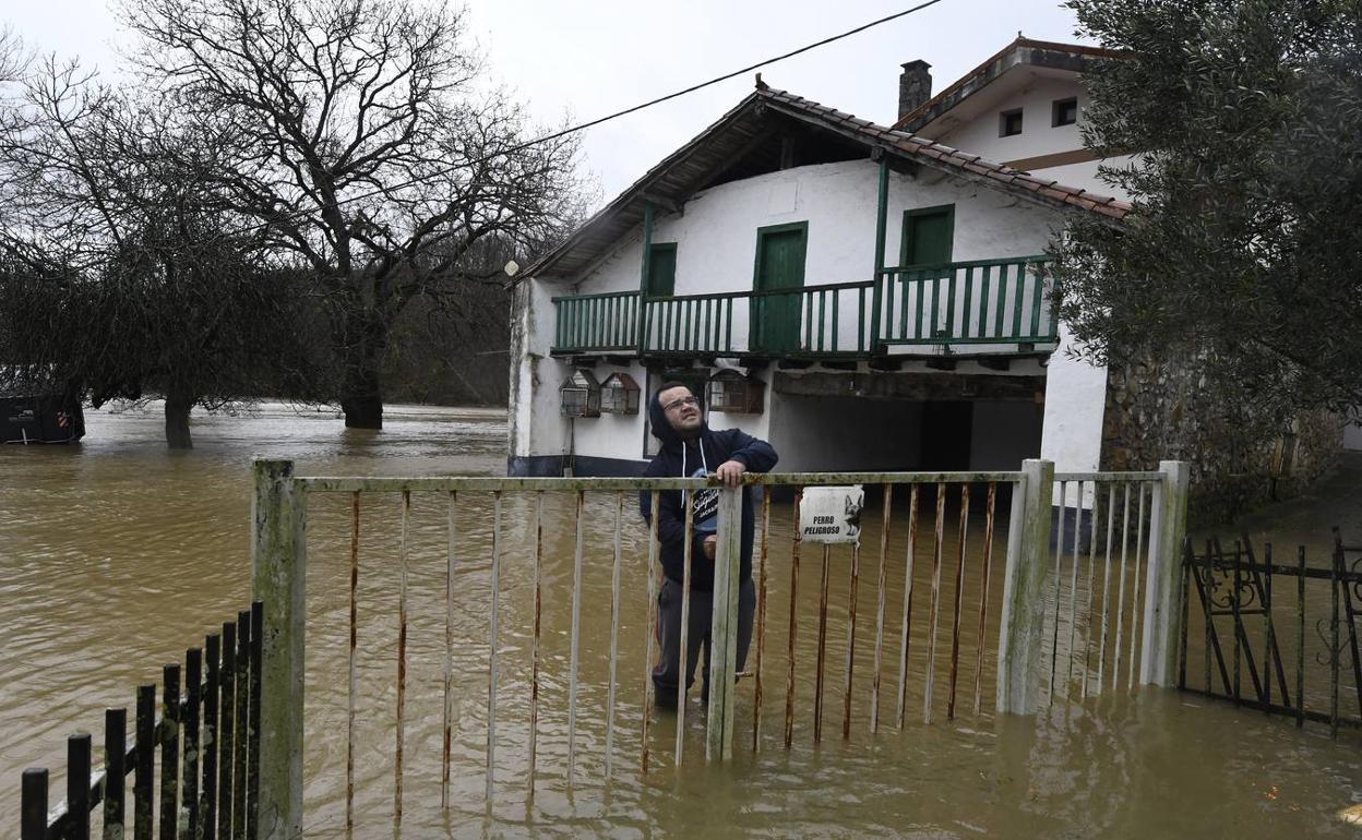 Jon Urrutia en su caserío de Gatika, totalmente cercado por el agua. 