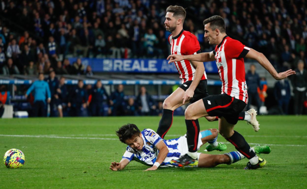 Kubo en el suelo con Yeray y Vivian a su lado en la jugada polémica del penalti y la expulsión.