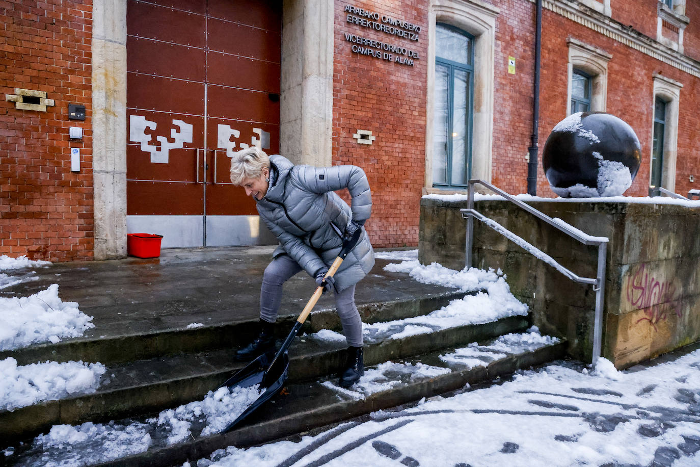 Fotos: Álava convive con la nieve en la segunda jornada del temporal