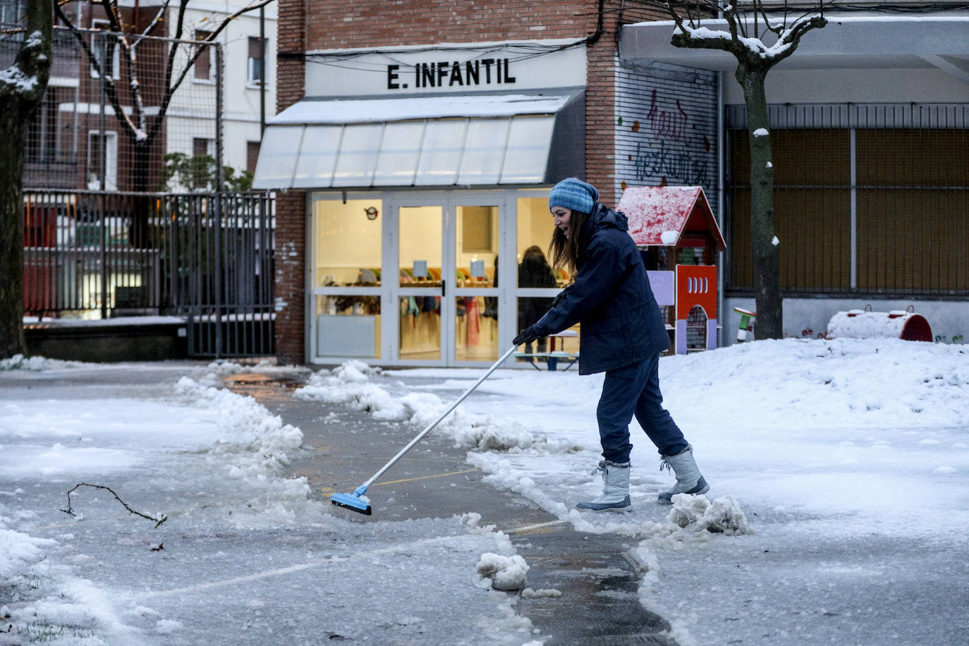 Fotos: Álava convive con la nieve en la segunda jornada del temporal