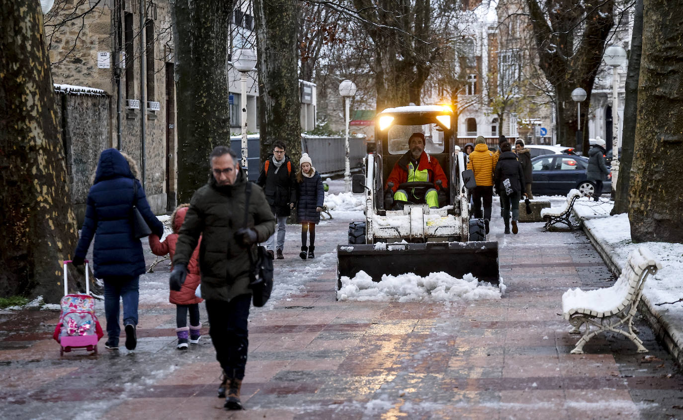 Fotos: Álava convive con la nieve en la segunda jornada del temporal