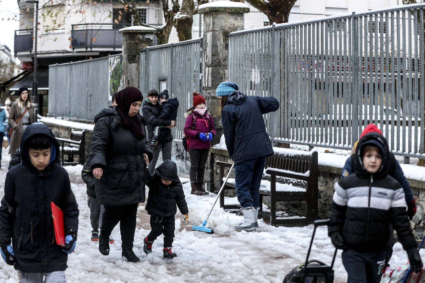 Fotos: Álava convive con la nieve en la segunda jornada del temporal