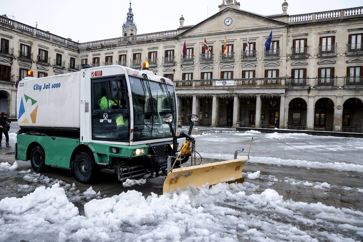 Fotos: Álava convive con la nieve en la segunda jornada del temporal