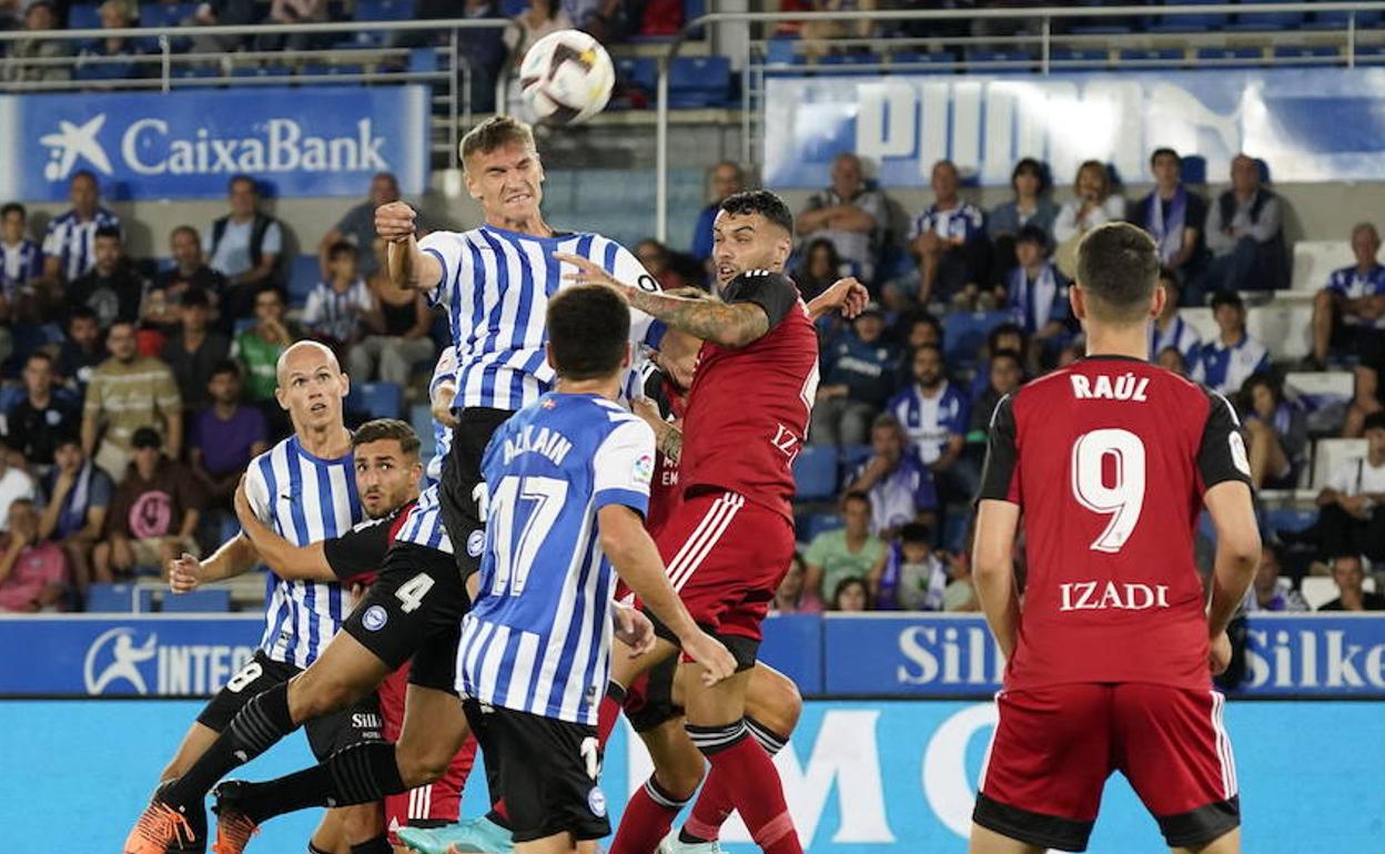 Lance del Alavés-Mirandés de la primera vuelta, en Mendizorroza. 