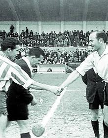 Imagen secundaria 2 - Alavés-Burgos (1-0). 10 de marzo de 1957. Segunda División. De arriba a abajo, el gol de Hormaeche, las alineaciones de ambos equipos y el saludo entre capitanes, con Sanz por parte vitoriana. 