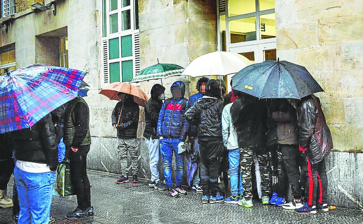 Colas en el albergue municipal de Bilbao en una de las jornadas más frías de lo que va de invierno. 