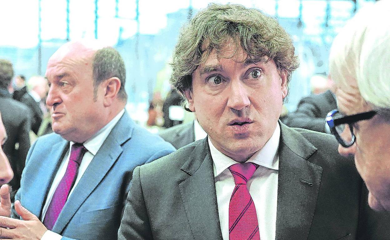 El presidente del EBB, Andoni Ortuzar, y el secretario general del PSE-EE, Eneko Andueza, en el Foro Expectativas Económicas en diciembre. 