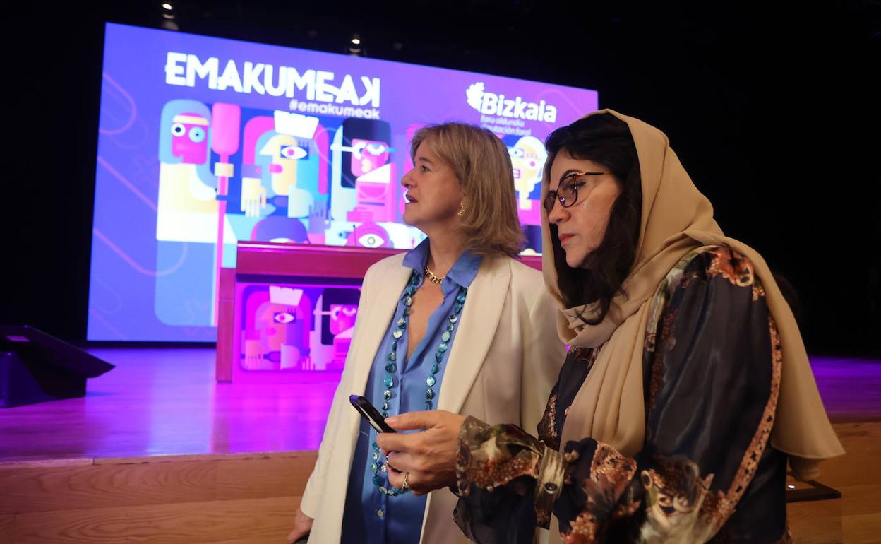 La activista afgana, Fawzia Koofi, junto a la diputada foral de Acción Social, Teresa Laespada, a su llegada al Palacio Euskalduna, en Bilbao.