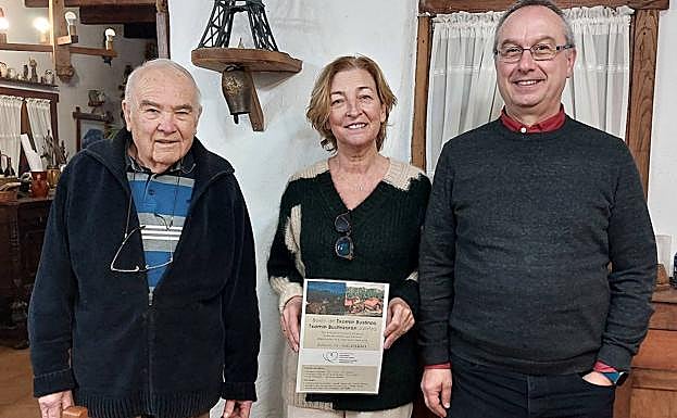 Txomin Bustinza junto con la presidenta y el tesorero de la Asociación Contra el Cáncer en Bizkaia 