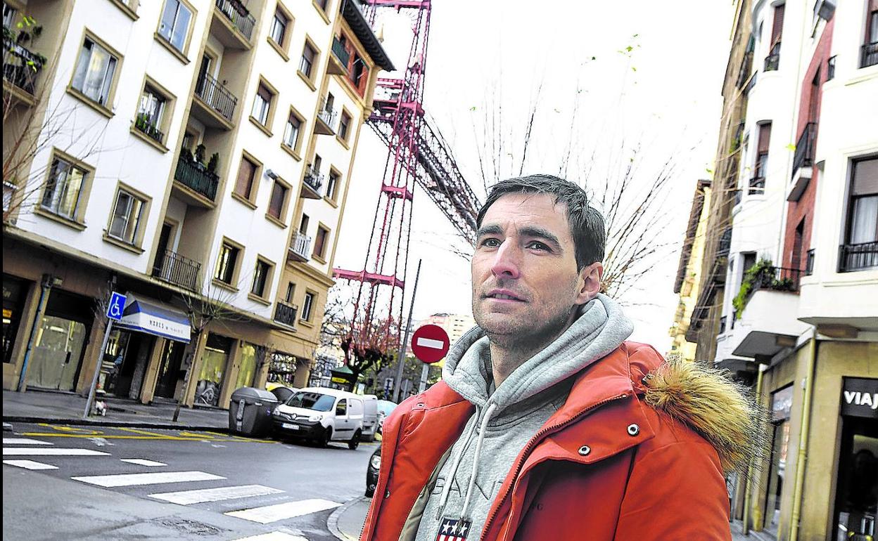 Ricardo de Burgos Bengoetxea, en Areeta, junto al Puente Colgante.