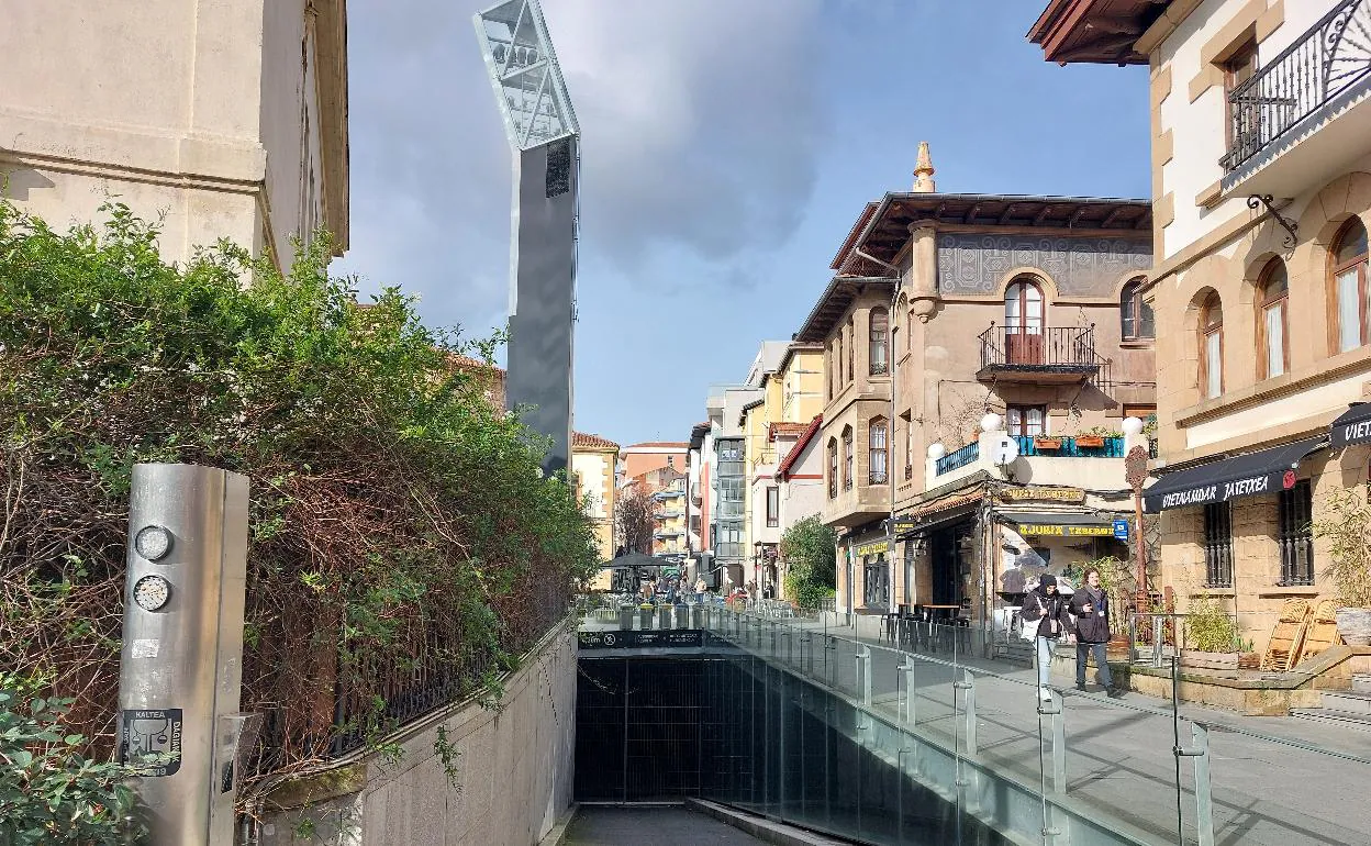 Imagen de la entrada al parking, parte del cual está situado bajo la plaza de San Nicolás, en el centro de Algorta. 