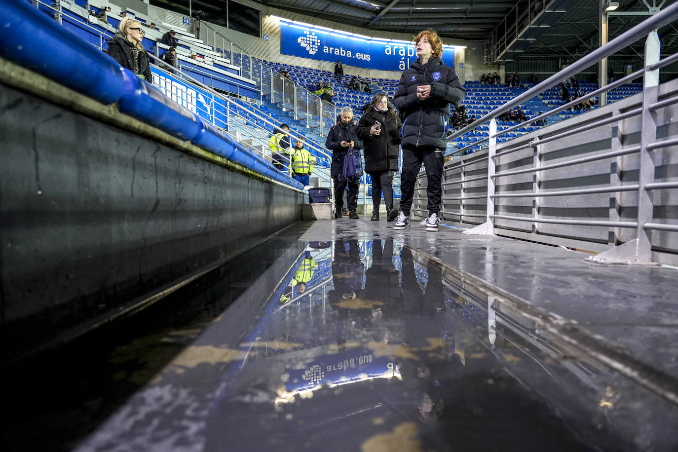 Un charco generado por las goteras en el duelo contra el Sevilla